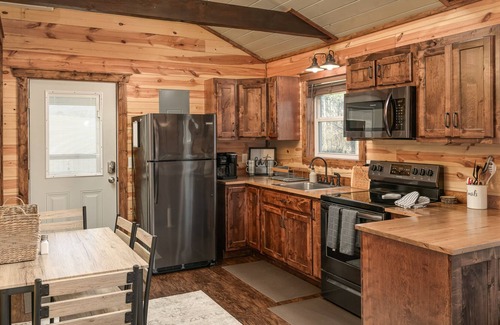 Trenton Casa | Dog-friendly tiny cabin with washer/dryer, central AC, firepit
