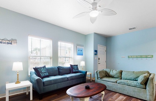Corpus Christi Casa | Dog-Friendly Townhouse w/ Shared Pool, High-Speed WiFi, and Central AC!
