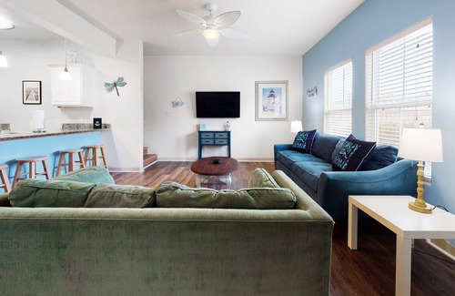 Corpus Christi Casa | Dog-Friendly Townhouse w/ Shared Pool, High-Speed WiFi, and Central AC!