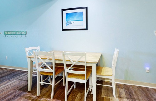 Corpus Christi Casa | Dog-Friendly Townhouse w/ Shared Pool, High-Speed WiFi, and Central AC!