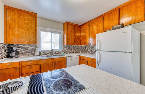 Rockaway Beach Cabina | Triplex apto para perros (3 apartamentos privados): ¡fácil paseo a la playa y al pueblo!