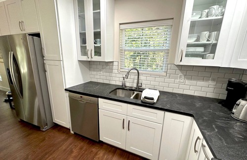 Hendersonville Casa | Dog Friendly Upscale Cottage with Treehouse Vibe Close to Town and Outdoor Fun