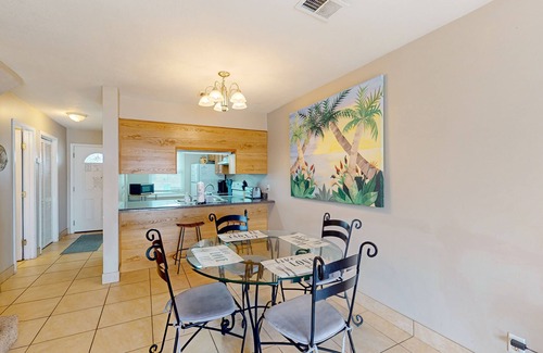 Bel Air Condominio | Dog-friendly condo 1 block from the water, W/D & central A/C