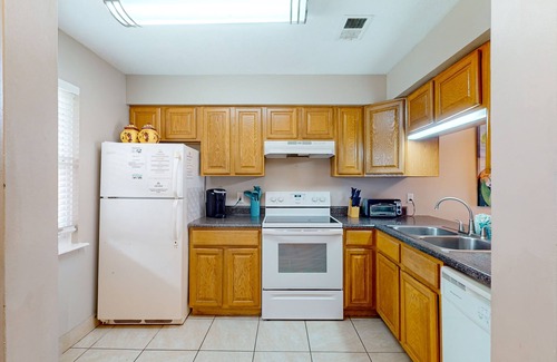 Bel Air Condominio | Dog-friendly condo 1 block from the water, W/D & central A/C