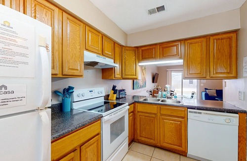 Bel Air Condominio | Dog-friendly condo 1 block from the water, W/D & central A/C