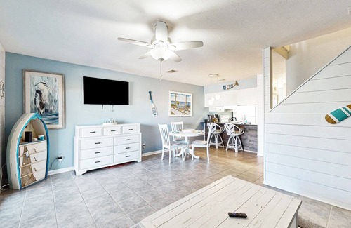 Bel Air Casa | Dog-friendly townhouse near the beach with patio, W/D, hammock, balcony, & AC