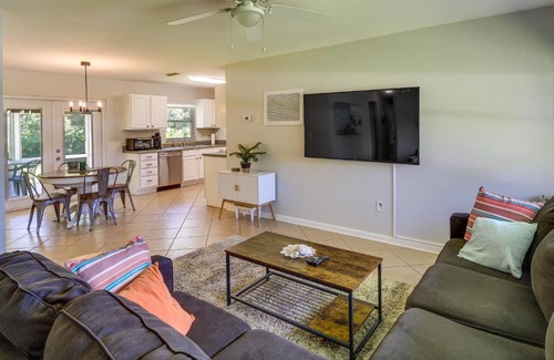 Vero Beach South Casa | Dog-Friendly Vero Beach Retreat with Porch and Grill!