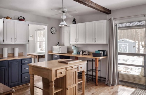 Great Cacapon Chalet De Esquí | Dog-Friendly w Woodstove, Fire Pit & River Access