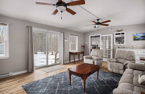 Great Cacapon Chalet De Esquí | Dog-Friendly w Woodstove, Fire Pit & River Access
