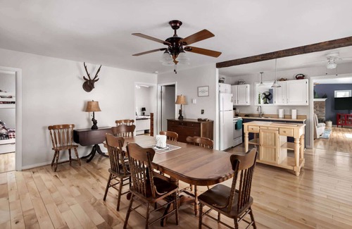 Great Cacapon Chalet De Esquí | Dog-Friendly w Woodstove, Fire Pit & River Access