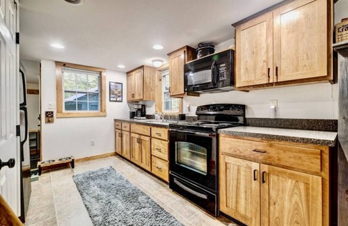 Conway Cabina | Dog-Friendly w/Hot Tub, Firepit near Kancamagus!