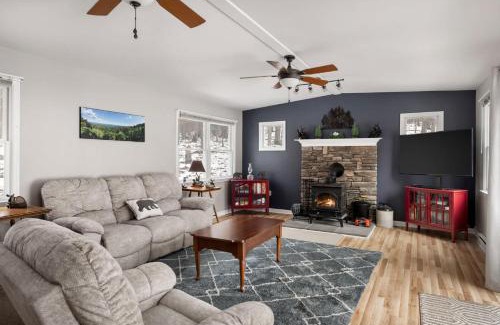 Great Cacapon Chalet De Esquí | Dog-Friendly w Hot Tub, Fire Pit & River Access