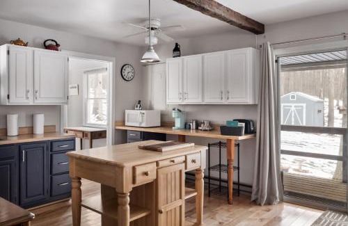 Great Cacapon Chalet De Esquí | Dog-Friendly w Hot Tub, Fire Pit & River Access