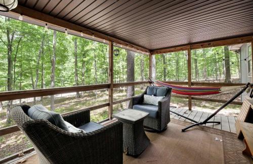 Great Cacapon Chalet De Esquí | Dog-Friendly w Hot Tub, Fire Pit & River Access