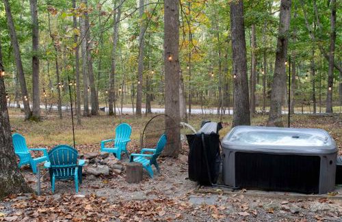 Great Cacapon Chalet De Esquí | Dog-Friendly w Hot Tub, Fire Pit & River Access