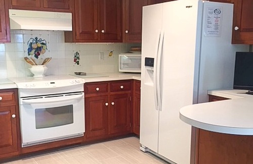 Alton Casa | Dog-friendly waterfront home with a washer/dryer, volleyball court, deck & grill