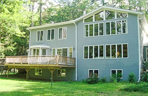 Alton Casa | Dog-friendly waterfront home with a washer/dryer, volleyball court, deck & grill