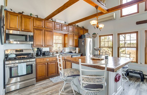 Westover Cabaña | Dog-Friendly Westover Cottage w/ River Access!