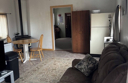 Worland Cabina | Dog friendly with fenced in back yard Peaceful cabin with AC in charming Worland