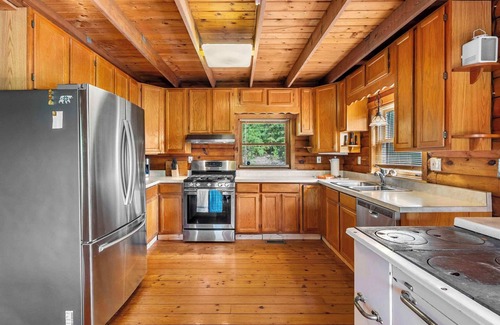 Baker Chalet De Esquí | Dog Friendly with Fire Pit and Yard by the River