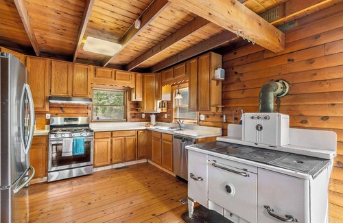 Baker Chalet De Esquí | Dog Friendly with Fire Pit and Yard by the River
