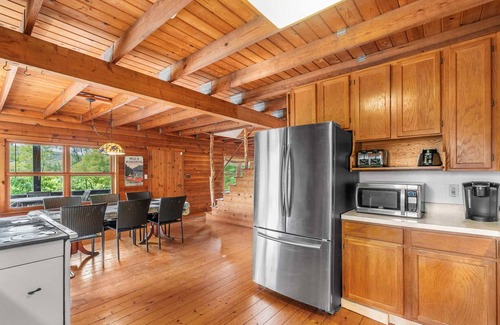 Baker Chalet De Esquí | Dog Friendly with Fire Pit and Yard by the River