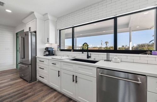 Sanibel Casa | Dog friendly (with owner approval) 5 bedroom/3 bath home in East Rocks.