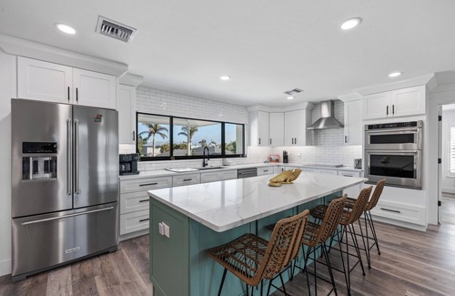 Sanibel Casa | Dog friendly (with owner approval) 5 bedroom/3 bath home in East Rocks.