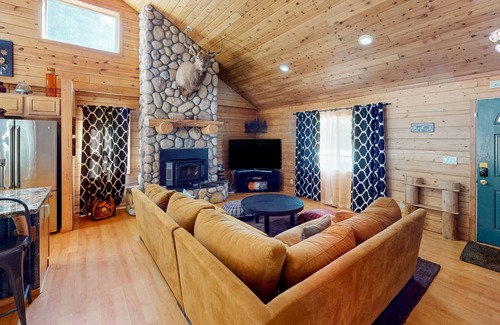 Forest Meadows Casa | Dog-friendly woodland cabin with fireplace, 2 decks & great location