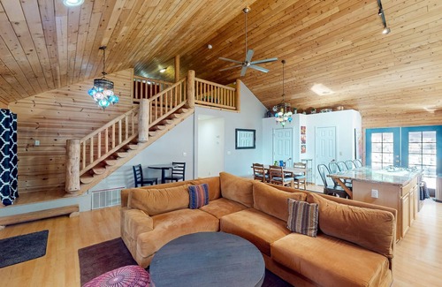 Forest Meadows Casa | Dog-friendly woodland cabin with fireplace, 2 decks & great location