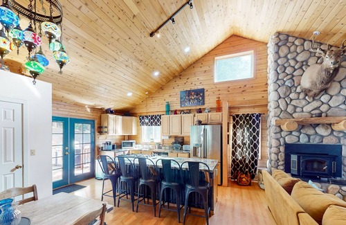 Forest Meadows Casa | Dog-friendly woodland cabin with fireplace, 2 decks & great location