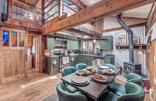 Jamestown Cabina | Dog-Friendly Year-Round Creekside Cabin Hot Tub 5.8 Acres