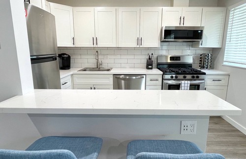 Walnut Creek Apartamento | Dogs Stay Free Mid-Century Chic King Bed Walk Downtown Parking