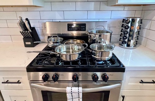Walnut Creek Apartamento | Dogs Stay Free Mid-Century Chic King Bed Walk Downtown Parking