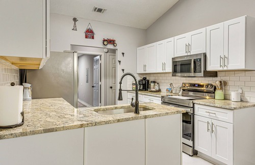 Gulf Breeze Casa | Dogs Welcome, 1 Mi to Zoo: Gulf Breeze Retreat!
