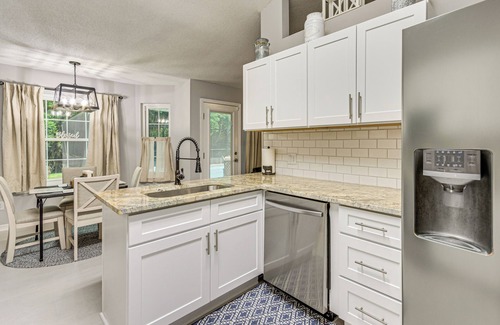 Gulf Breeze Casa | Dogs Welcome, 1 Mi to Zoo: Gulf Breeze Retreat!