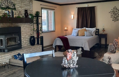 Lawrenceburg Apartamento | Dogs Welcome - Fenced Yard - Queen Studio - Horse Country - KY Bourbon Trail
