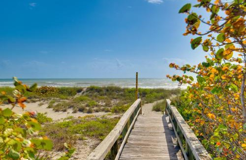 Cocoa Beach Apartamento | Dogs Welcome, Steps to Beach Cocoa Beach Retreat!