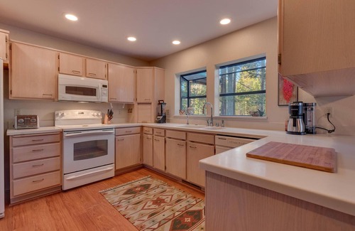 Truckee Casa | NUEVA LISTA - "Dogwood" Tahoe Donner admite 4 dormitorios con mesa de billar.