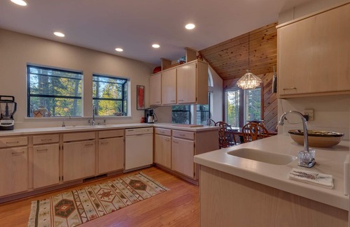Truckee Casa | NUEVA LISTA - "Dogwood" Tahoe Donner admite 4 dormitorios con mesa de billar.