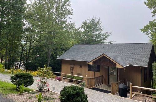 Hiawassee Cabina | Dogwood Cabin @ Laurel Mtn Cabins - Beautiful Mountain Views in a Quiet Setting