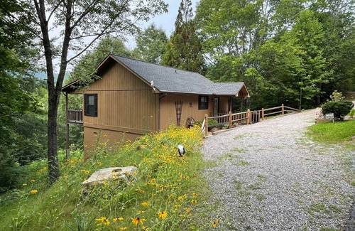 Hiawassee Cabina | Dogwood Cabin @ Laurel Mtn Cabins - Beautiful Mountain Views in a Quiet Setting
