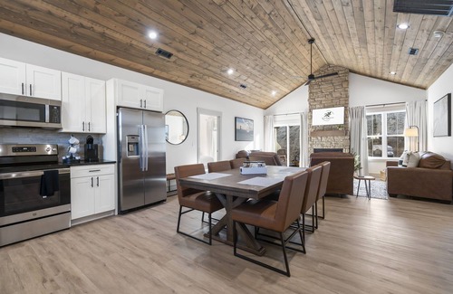 Branson Cabina | Dogwood Flats 🌲 Fire Pit 🔥 Hot Tub 💦 Lake Taneycomo Access