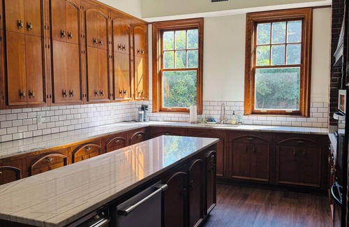 LaGrange Apartamento | Dogwood Suite- Truitt Vanderbilt - King bed with bath and bistro