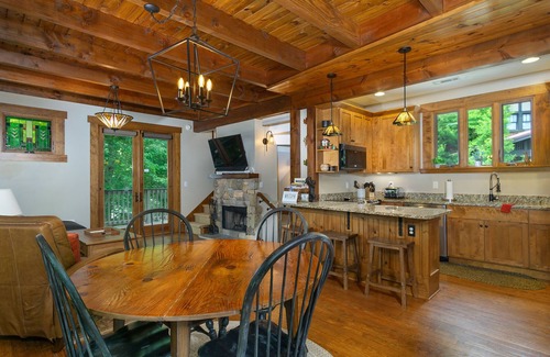 Cheshire Casa | Dogwood Treehouse: 2 dormitorios, 2 BA Cabaña / Bungalow en Black Mountain, para 5 personas