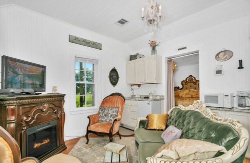 Stonewall Cabaña | Dollhouse | 1/1 | King Bed | Pet Friendly w/ Fee