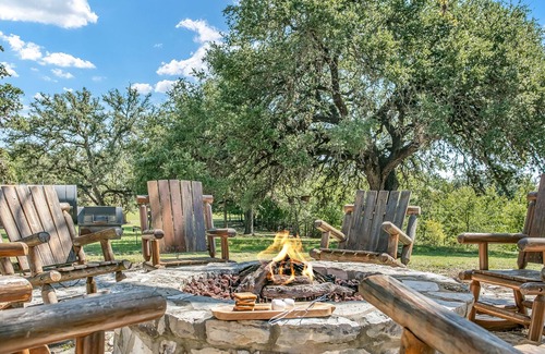 Stonewall Cabaña | Dollhouse | 1/1 | King Bed | Pet Friendly w/ Fee