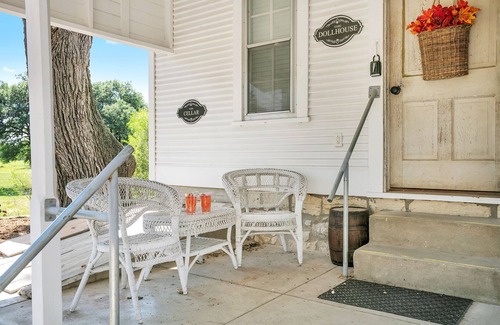 Stonewall Cabaña | Dollhouse | 1/1 | King Bed | Pet Friendly w/ Fee