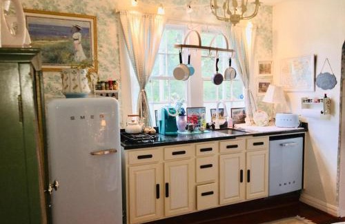 Mid-City Casa | DOLLHOUSE, HUGE 6 BR, French Quarter, STREETCAR sleeps 14!