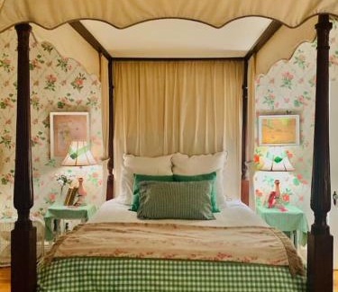 Mid-City Casa | DOLLHOUSE, HUGE 6 BR, French Quarter, STREETCAR sleeps 14!
